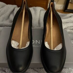 Vionic brand new women's shoes still in box. Black/black/leather. Wedge heel.